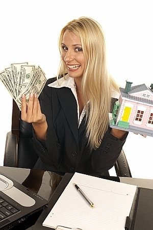 Femeie, office manager- asociata in afaceri imobiliare. 50% din venituri
