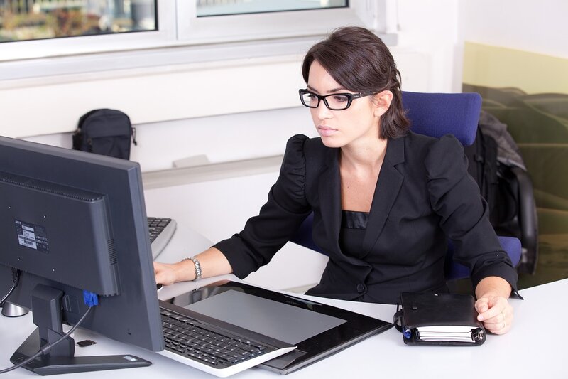 Femeie, office manager- asociata in afaceri imobiliare. 50% din venituri